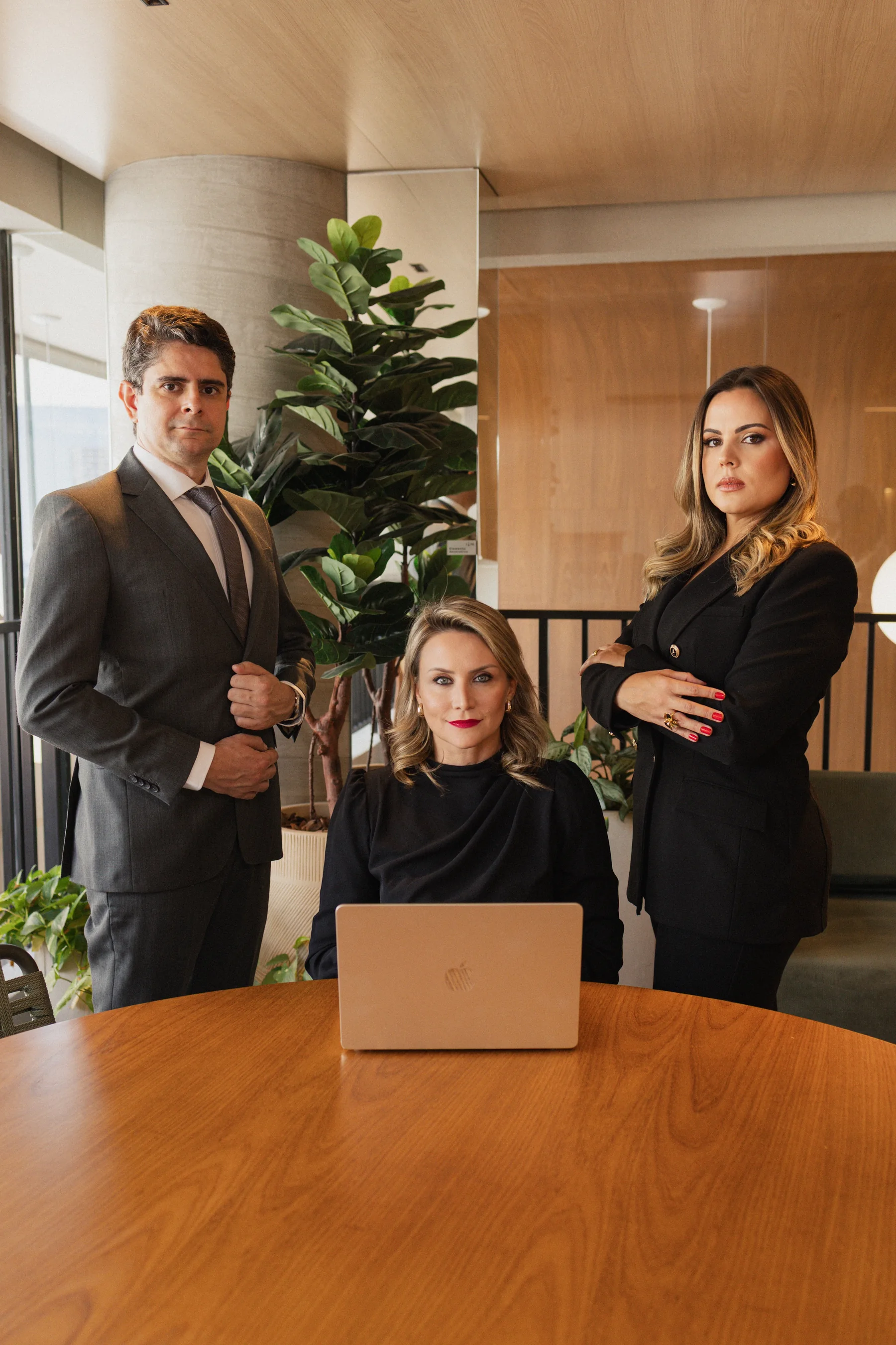 Alberto Pequeno, Raquel Castro e Aline Borba em reunião de trabalho